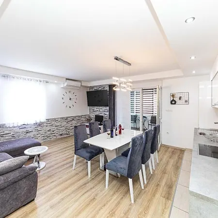 Casa Di Natalia, Spacious 2br For 6 Near ,free Parking * Kastela