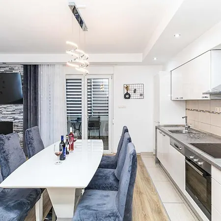 Apartman Casa Di Natalia, Spacious 2br For 6 Near ,free Parking